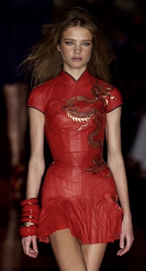 Qipao inspired red leather dress by Roberto Cavalli Qipao Outfit, Chinoiserie Dress, Red Chinese Dress, Red Leather Dress, Chinese Cheongsam, Rockstar Gf, Runway Dresses, Chinese Dress, Leather Dresses