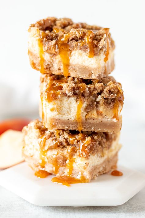 Streusel Topping Recipe, Decadent Cheesecake, Apple Cheesecake Bars, Cheesecake Bar, Caramel Apple Cheesecake Bars, Autumn Dessert, Cheesecake Layer, Easy Caramel, Caramel Apple Cheesecake