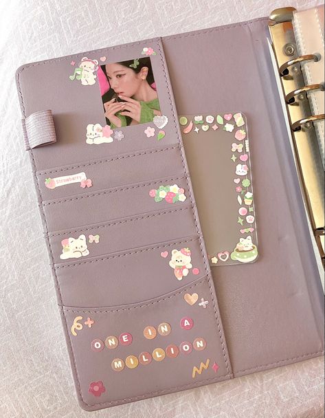 Photocard Binder Aesthetic, Photocard Binder Ideas, Kpop Pc Binder, Kpop Binder Deco, Kpop Display, Purple Binder, Pc Binder, Kpop Photocard Binder, Binder Deco