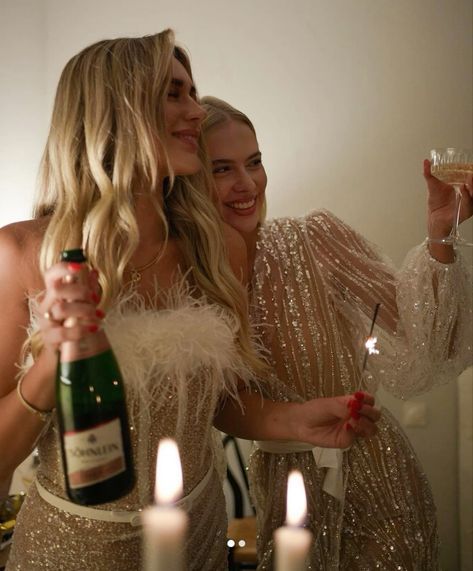 Glittery Outfits, Drinks Friends, Pop Champagne, Diy Bachelorette Party, Christmas Outfit Ideas, Trendy Christmas Outfits, Best Friend Photos, Party Photography, New Years Eve Decorations