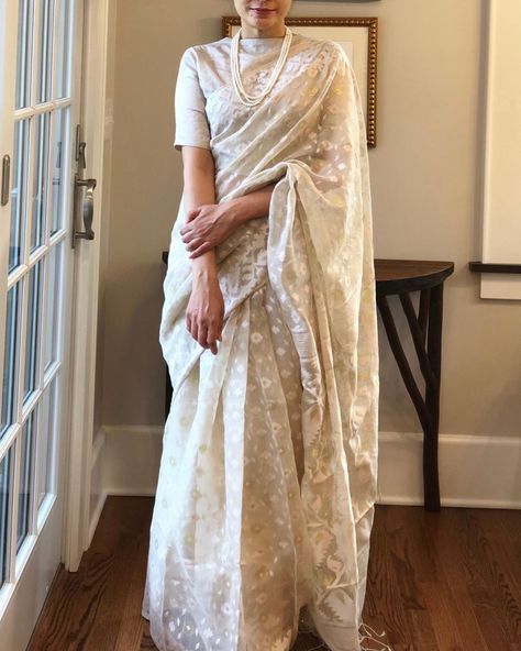 Eclectic on Instagram: “#jamdani #jamdanisaree #weavesofindia #sareesofinstagram” Sabyasachi White Saree, Jamdani Blouse Designs, Jamdani Saree Blouse Design, White Jamdani Saree Look, White Blouse Saree, Jamdani Saree Look, Jamdani Saree Dhakai, White Saree Wedding, Office Wear Women Work Outfits