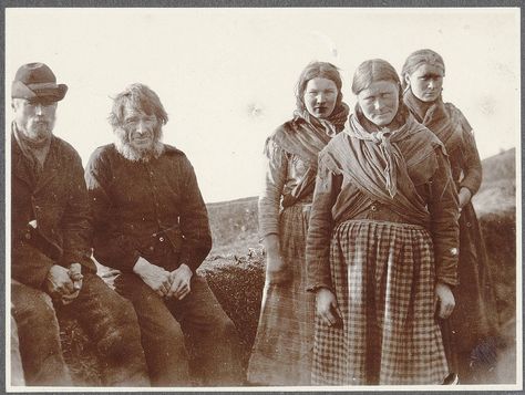 The family at Holt, near Kirkjubær (in Síða). Islandsk familie, foto fra 1900. | par saamiblog Iceland Fashion, Iceland Resorts, Iceland Island, University Library, Visit Iceland, Cornell University, Photographs Of People, Iceland Travel, Historical Pictures