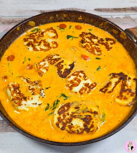 Marry Me Halloumi, Halloumi Curry, Cooking Halloumi, Haloumi Cheese, Fakeaway Recipes, Chickpea Curry Recipe, Pink Food, Chickpea Curry, Pink Foods