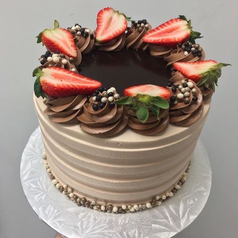 Simple Chocolate Cake Decoration, Chocolate Cake Decoration Ideas, Chocolate Strawberry Shortcake, Simple Chocolate Cake, Chocolate And Strawberry, Strawberries Chocolate, Chocolate Ganache Cake, Cream Fresh, Chocolate Whipped Cream