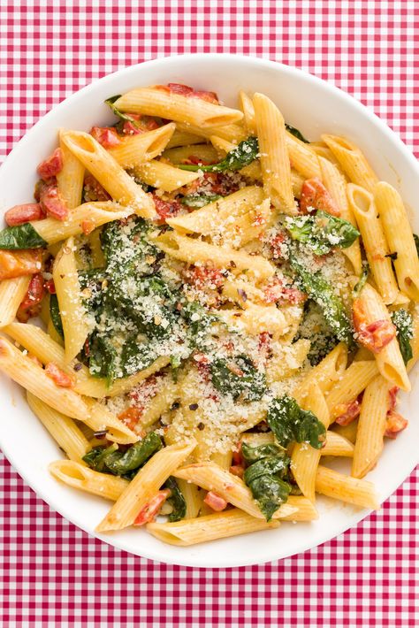 Creamy Roasted Red Pepper PenneDelish Penne Pasta Recipe, Penne Recipes, Penne Pasta Recipes, Menu Sarapan Sehat, Resep Pasta, Spring Pasta, Roasted Red Pepper Pasta, Red Pepper Pasta, Tabbouleh Salad