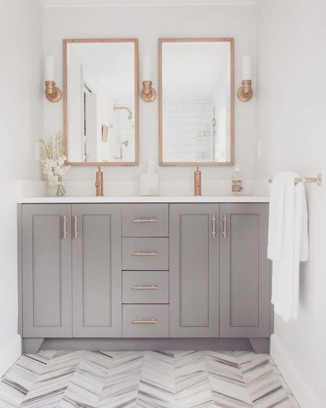 rose gold decoration ideas Gold Bad, Gold Bathroom Decor, Shower Table, Apartment Modern, Bad Inspiration, Herringbone Floor, Interior Pictures, Subway Tiles, Gold Bathroom