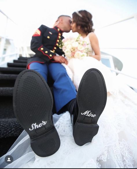 Marine Theme Wedding, Navy Couple Pictures, Navy Sailor Wedding, Us Navy Wedding, Raf Wedding, Coast Guard Wedding, Navy Couple, Sailor Wedding, Usmc Wedding