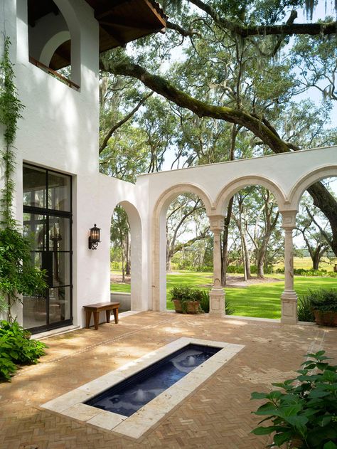 Spanish Style Homes with Courtyards | 10 Spanish-Inspired Outdoor Spaces : Page 02 : Outdoors : Home ... Spanish Style Courtyard, Spanish Courtyard, Mediterranean Patio, Spanish Style Architecture, Inspiring Outdoor Spaces, Spanish Architecture, Mediterranean Home Decor, Spanish Style Home, Casas Coloniales