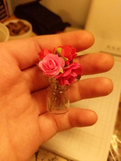 Flowers In Tiny Vases, Miniature Glass Bottle Crafts, Tiny Glass Bottle Ideas Diy, Diy Tiny Glass Bottle Crafts, Tiny Flower Vase, Vase Miniature, Tiny Jars, Pink Vase, Valentines Flowers