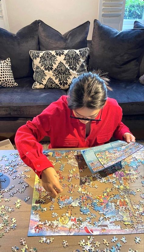 Doing Puzzles Aesthetic, Free Time Activities Aesthetic, Puzzling Aesthetic, Puzzle Date, Puzzle Aesthetic, December Vibes, Hobbies To Try, Friend Activities, Time Activities