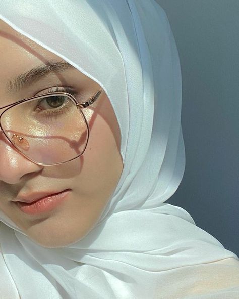 Hijab With Glasses, Hijab Pictures, White Hijab, Hijab Dp, Muslimah Photography, Self Pictures, Hijab Style Tutorial, Hijab Aesthetic, Hijabi Aesthetic