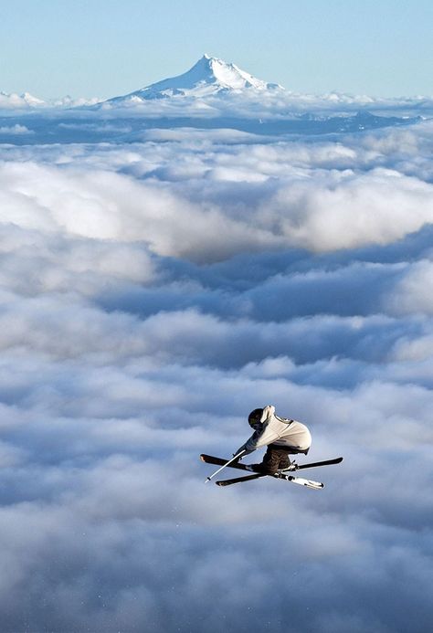 #Freestyle #skiing over the clouds with #MountHood (Orgeon, USA) in the background! Photo by Tyler Roemer. Pictures Of Rocks, Divine Art, Aerial Acrobatics, Free Skiing, Fear Of Flying, Ski Jumping, Adventure Photographer, Flying High, Pictures Of The Week