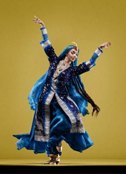 Persian Costume, Persian Dance, Mats Gustafson, Dancing Poses, Persian Women, Costume Inspirations, Belly Dancing Classes, Dance Inspiration, Indian Women Painting