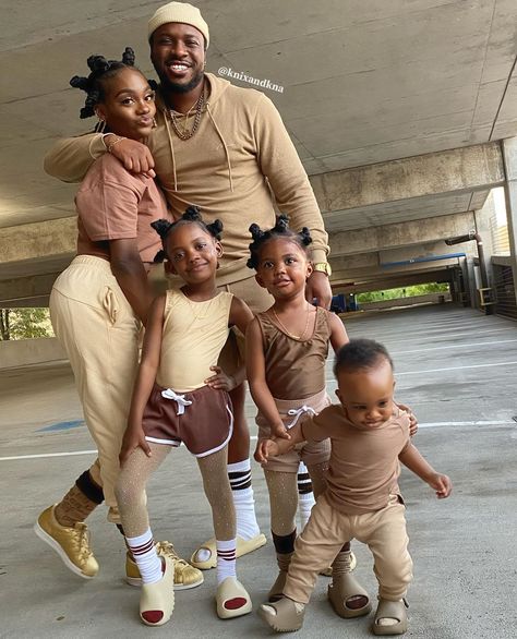 This Stylish Family Is Breaking The Internet Black Families Aesthetic, Beautiful Black Families, Happy Family Black, Black Family Travel, Black Family Thanksgiving Pictures, Black Family Outfits, Family Photo Ideas Black Family, Black Family Pictures, Family Outfit Ideas