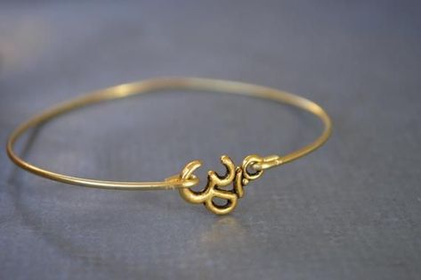 Kids Gold Jewelry, Minimalist Bangle, Om Bracelet, Gold Earrings Models, Modern Gold Jewelry, Gold Jewelry Simple Necklace, Gold Necklace Indian Bridal Jewelry, Jewelry Set Design, Indian Jewellery Design Earrings