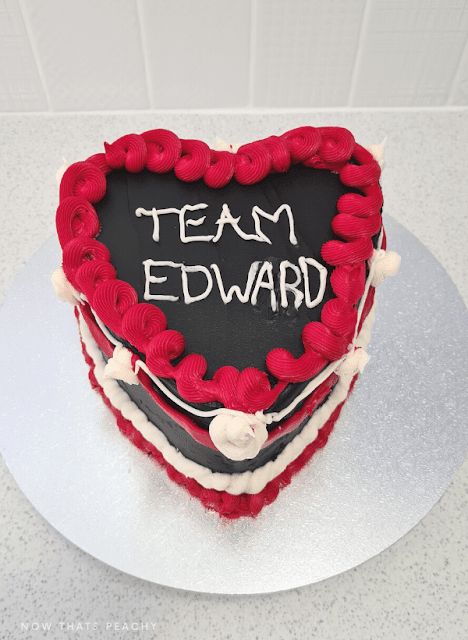 Twilight Cake Ideas, Twilight Birthday Party Ideas, Vintage Buttercream Cake, Buttercream Cake Design, Twilight Birthday, Twilight Cake, Edward Twilight, Twilight Party, Ugly Cakes