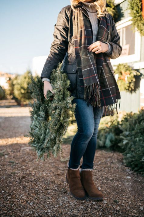 Autumn Walk Outfit, Country Walk Outfit, Tartan Scarf Outfit, Farming Outfits, Cornwall Outfits, Sloane Style, Scarf Outfit Ideas, Farm Outfits, Walking Outfit Outdoor