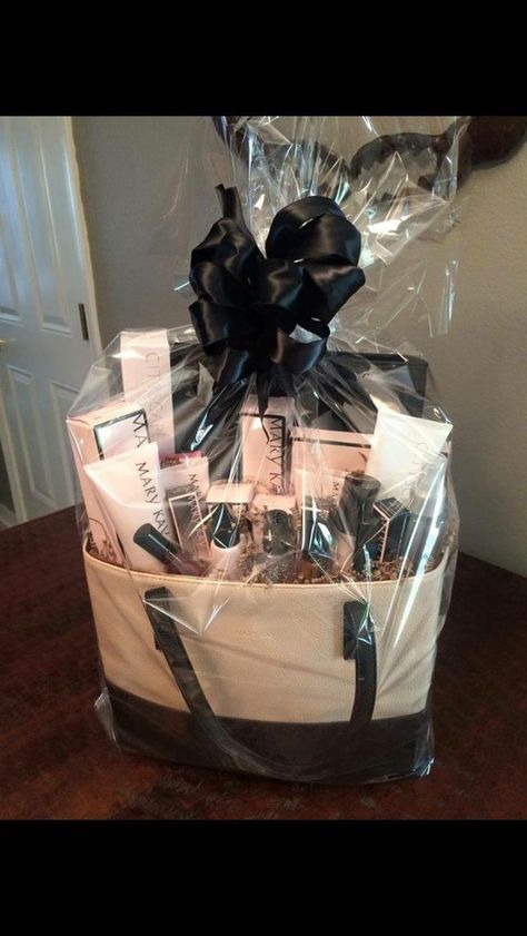 Makeup Gifts Basket, Mary Kay Christmas, Potpourri Gift, Mary Kay Holiday, Mary Kay Gifts, Imagenes Mary Kay, Exterior Christmas, Wedding Gift Pack, Creative Wedding Gifts