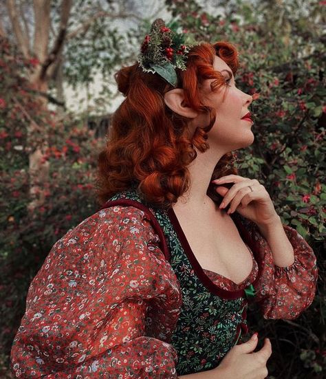 Katie on Instagram: "• 𝘏𝘢𝘷𝘦 𝘺𝘰𝘶𝘳𝘴𝘦𝘭𝘧 𝘢 𝘮𝘦𝘳𝘳𝘺 𝘩𝘰𝘣𝘣𝘪𝘵 𝘤𝘩𝘳𝘪𝘴𝘵𝘮𝘢𝘴🌲• . . I have to say my inner clock is all over the place right now so posting is wonky hehehe but I still want to share a bit of holiday with you🫶• . . Halfling Ears- @madhousefxstudio Dress- @selkie Bodice- @costureroreal" Hobbit Christmas Aesthetic, Merry Hobbit, Cottagecore Christmas Outfit, Hobbit Outfit, Hobbit Christmas, Hobbit Fashion, Hobbit Costumes, Hobbit Costume, Cottagecore Christmas