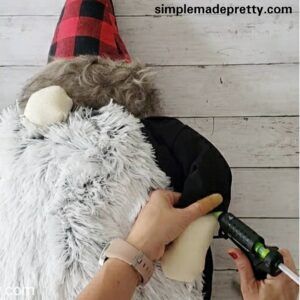 Gnomes With Arms Diy, Free Gnome Coat Pattern, Life Size Gnomes Diy, Large Christmas Gnomes Diy How To Make, Large Gnomes Diy How To Make Videos, Diy Large Gnome, Diy Large Gnomes How To Make, Winter Gnomes Diy, Giant Gnomes Diy How To Make