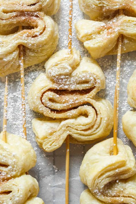 Puff Pastry Christmas Tree Appetizers With Puff Pastry, Christmas Snacks Healthy, Christmas Tree Pastry, Desserts Puff Pastry, Vegetarian Christmas Appetizers, Festive Christmas Appetizers, Mini Puff Pastry, Christmas Tree Veggie Tray, Puff Pastry Christmas Tree