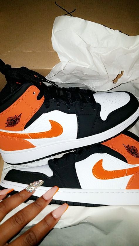 Black And Orange Nike Shoes, Black And Orange Jordans, Orange And Black Shoes, Orange Jordan 1 Outfit, Orange Jordans, Outfit Ideas With Jordans, Orange Nike Shoes, Orange Jordan, Jordans 1