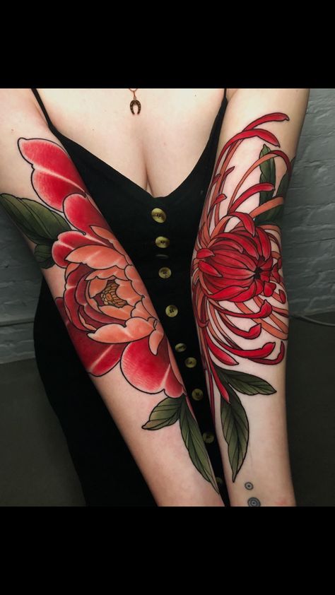 Aster Tattoo, Gotik Tattoo, Tato Tradisional, 2024 Tattoo, Berlin Tattoo, Tattoo 2024, Neotraditional Tattoo, Chrysanthemum Tattoo, Elbow Tattoos