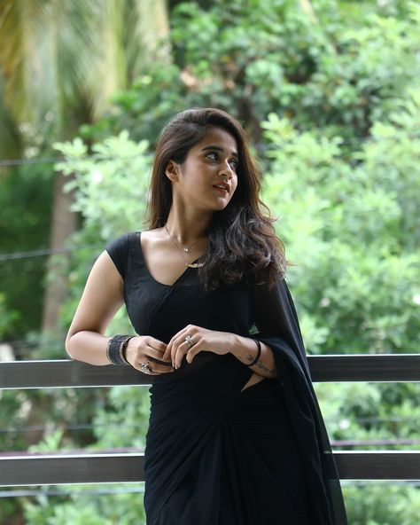 Deepthi Sunaina black saree photos - South Indian Actress Deepthi Sunaina, Couples Instagram, Black Sari, Photoshop Edits, Simple Saree Designs, Fashionable Saree Blouse Designs, Style Fitness, Saree Poses, Black Saree