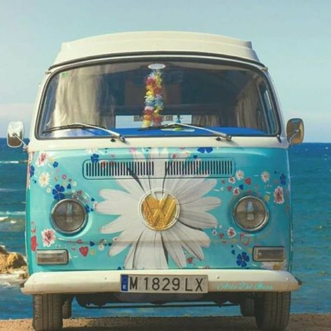 The Volkswagen Van brings emotions and memories to people. They remind people of simpler times and unlimited fun. How cool would it be to own one? Combi Hippie, Vw Kampeerwagens, Kombi Hippie, Vw Minibus, Mundo Hippie, Kombi Motorhome, Van Vw, Volkswagen Vans, Interior Boho