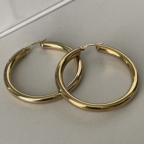 The perfect pair of hoops for every outfit. Details: Stainless Steel 18k Gold Hypoallergenic Thick Hoops Size: 2 in Gold Hoops Aesthetic, Gold Hoop Earrings Aesthetic, Hoop Earrings Aesthetic, Xoxo Jewelry, Whimsical Accessories, Preppy Jewelry, Resin Jewelry Diy, Chic Earrings, Dope Jewelry