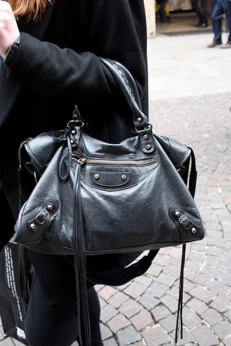 Balenciaga City Bag Outfit, Balenciaga Motorcycle Bag, Chic Minimalista, Bags Inspiration, Motorcycle Bag, Bag Obsession, Looks Party, Bootcut Jean, Balenciaga Bag