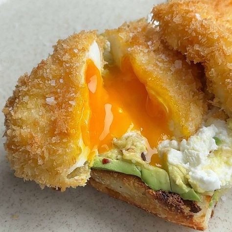 Panko Poached Eggs - im a foodie Poached Egg Pasta, Fried Poached Eggs, Best Poached Eggs Recipe, Deep Fried Poached Egg, Poached Egg Recipes Breakfast, Poached Egg Breakfast Ideas, Poached Egg Recipes, Poached Egg Toast, Best Poached Eggs