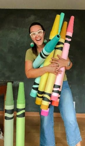 Diy Giant Crayon Decoration, Diy Crayon Decorations, How To Make Giant Crayons, Back To School Outdoor Decorations, Diy Crayon Decor, Classroom Art Storage, How To Make Giant Crayons Out Of Pool Noodles, Diy Large Pencil Prop, Crayons Decorations For Classroom