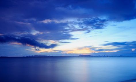 Panoramic dramatic tropical blue sunset ... | Premium Photo #Freepik #photo #background #water #light #cloud Blue Sky Photography, Beach Wall Collage, Foggy Weather, Beach Icon, Blue Sky Clouds, Blue Sunset, Countryside Landscape, Sun And Clouds, Blue Sky Background