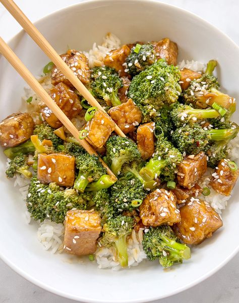 Sesame Tofu with Broccoli Stir Fry Instant Pot Tofu, Tofu With Broccoli, Tofu Broccoli, Crockpot Dinner Ideas, Foods Dinner, Vegan Stir Fry, Pan Fried Tofu, Nutritional Yeast Recipes, Sesame Tofu