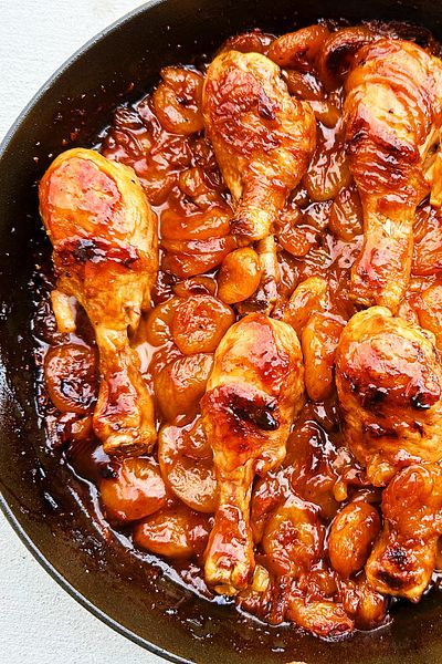 Sweet & Saucy Apricot Chicken - by Carolina Gelen - SCRAPS Recipe Using Dried Apricots, Apricot Chicken Drumsticks, Dried Apricot Recipes, Apricot Glazed Chicken, Apricot Chicken Recipes, Saucy Chicken, Chicken Thights Recipes, Pan Seared Chicken Breast, Apricot Recipes