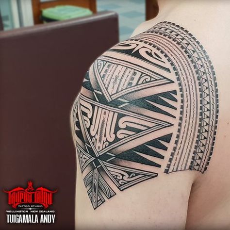 Samoan Shoulder Tattoo, Shoulder Tattoo Men, Tatau Tattoo, Candles Light, Lady Face, Mens Shoulder Tattoo, Samoan Tattoo, American Tattoos, Hyperrealism