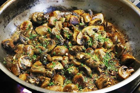 Fabulous Balsamic-Glazed Mushrooms Recipe Is the Recipe of the Week | Side Dishes | 30Seconds Food Mushroom Side Dish, Balsamic Vinegar Glaze, Mushroom Side Dishes, Fresh Corn Salad, Mushroom Recipe, Meatless Monday Recipes, Pureed Food Recipes, Veggie Side Dishes, Vegetable Sides