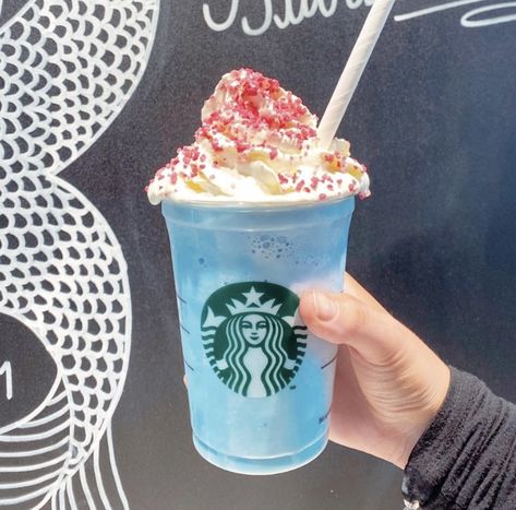 Starbucks Purple Drink, Starbucks Frappuccino Recipe, Resep Starbuck, Frappuccino Starbucks, Starbucks Drink Menu, Starbucks Secret Menu Recipes, Blue Drink, Iced Starbucks Drinks, Secret Menu Items