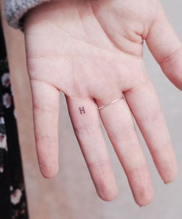 Letter H tattooed on the ring finger | www.otziapp.com Tattoo Side, Places For Tattoos, Tattoo Diy, Model Tattoo, Ring Finger Tattoos, Tiny Tats, Shape Tattoo, Muster Tattoos, Initial Tattoo