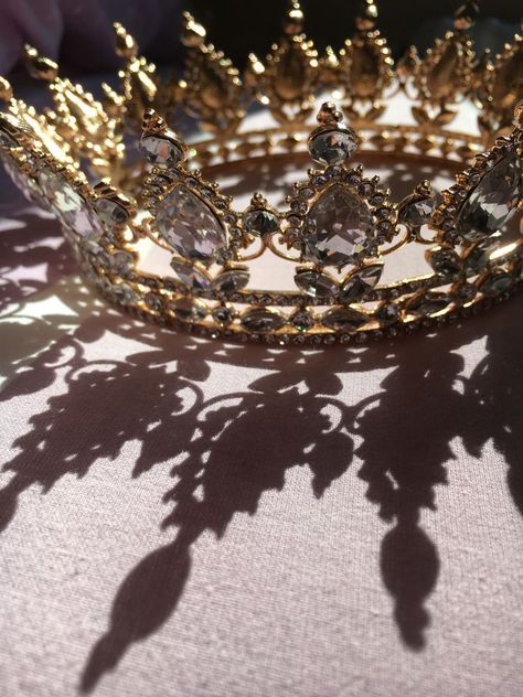 Royal Crowns Queen Aesthetic, Elegant Queen Aesthetic, Royalty Jewelry Aesthetic, Crown Princess Aesthetic, Gold Tiara Aesthetic, Crowns Aesthetics, Jewelry Asthetic Picture, Couronne Aesthetic, Golden Crown Aesthetic