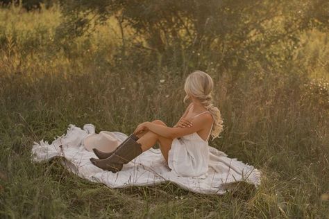 Boho Picnic Photoshoot, Cowgirl Senior Pictures, Pretty Senior Pictures, Senior Pictures Dresses, Cowgirl Photoshoot, Boho Photoshoot, Cute Senior Pictures, Senior Photoshoot Poses, Summer Senior Pictures