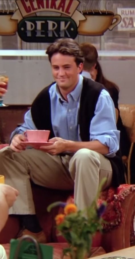 Chandler Bing Vest Outfits, Chandler Bing Season 1 Outfits, Friends Outfits 90s Chandler, Chandler Bing Costume, Chandler Friends Outfits, Friends Outfits Chandler, Chandler Bing Outfit Ideas, Chandler Bing Season 1, Season 1 Chandler