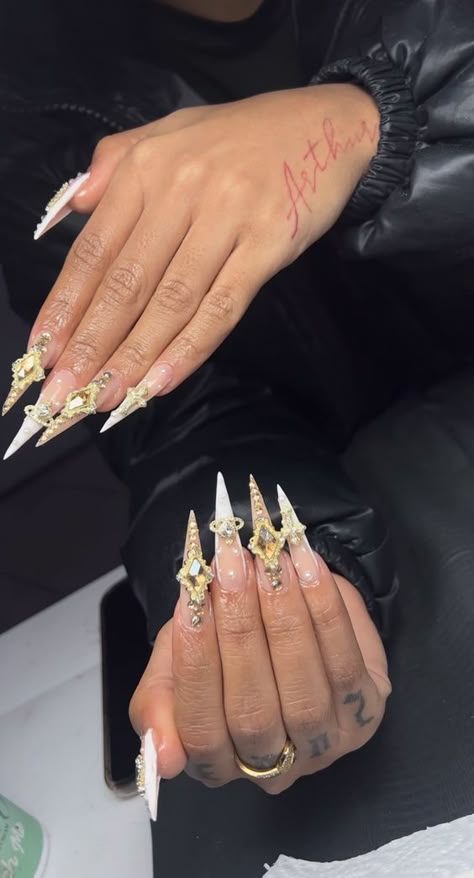 Nails W Designs, Hoco Nail Ideas, Jhene Aiko Concert, Gold Stiletto Nails, Young N Turnt, Nail Designs Bling, Acrylic Nails Stiletto, Gold Acrylic Nails, Bday Nails