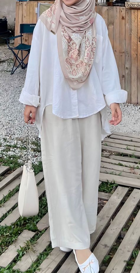 White Outfits For Women Hijab, White Outfit Ideas Hijab, Nude Outfits Hijab, White Blouse Outfit Hijab, Outfit Bukber Ramadhan Hijab, White Dress Hijab Outfits, Simple Hijabi Outfits, Muslimah Outfit Ideas, White Hijab Outfit