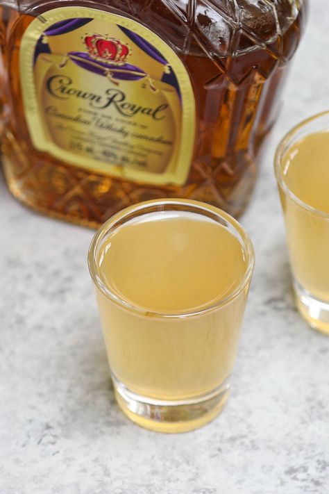 Gold Shots Alcohol, Water Moccasin Drink, Water Moccasin Shot Recipe, Liquor Shots Recipes, Shot Recipes Alcoholic, Easy Beverages, Royal Cocktails, Shots Alcohol Recipes, Ice Crown