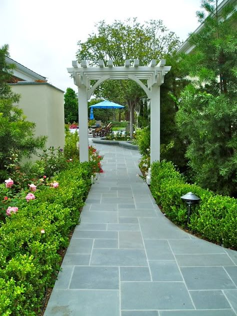 Front Pathway, Patio Redo, Bluestone Walkway, Stone Patio Designs, Stone Walkways, Border Garden, Diy Patio Pavers, Flagstone Walkway, House Patio