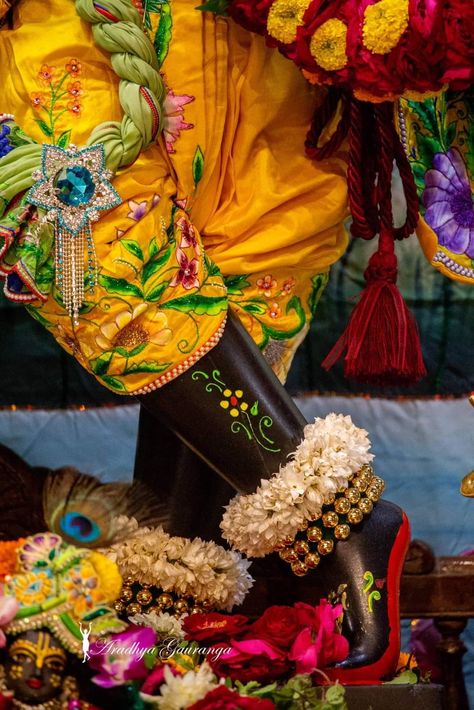 Krishna Lotus Feets Aesthetic, Krishna Foot Images, Krishna Feet Wallpaper, Krishna Foot, Shivji Images For Dp, Army Love Photography, Vrindavan Photography Pictures, Hare Rama Hare Krishna, Iskcon Krishna