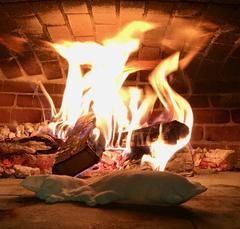 Pizza Oven Recipes Wood Fired, Outdoor Pizza Oven Recipes, Wood Fired Oven Recipes, Oven Baked Bread, Wood Oven Pizza, Outdoor Fireplace Pizza Oven, Pizza Oven Recipes, Bbq Wood, Recipes With Naan Bread