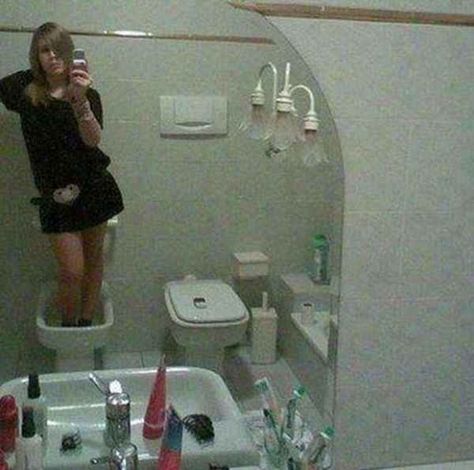 When bathroom selfies go wrong. | 29 Awesomely Awkward Attempts At Being Sexy Mirror Selfie Quotes, Bathroom Selfies, Selfie Fail, Funny Selfies, Selfie Quotes, Whatsapp Videos, Photo Fails, Bathroom Pictures, Bathroom Humor